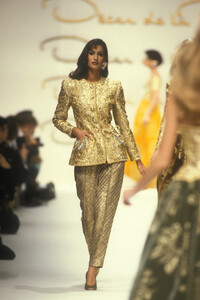 oscar-de-la-renta-fw-1992-6.thumb.jpg.66f3a06cdf97918cb5048b3eae75445c.jpg