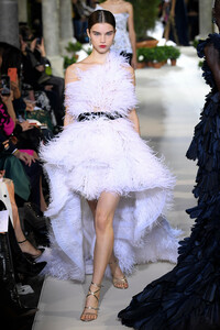 oscar-de-la-renta-rtw-f19-53(1).thumb.jpg.8d04e37a048802b83e8c8099952be928.jpg