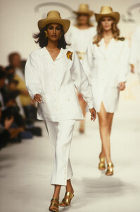 oscar-de-la-renta-ss-1992-1.thumb.jpg.7fd922e0f4a20ef106778d4d66de7d54.jpg