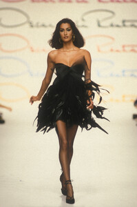 oscar-de-la-renta-ss-1992-7.thumb.jpg.c13cab4072a2dfb559a8c31d314cc52d.jpg