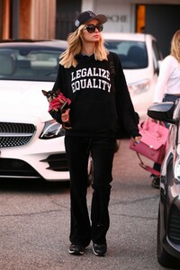 paris-hilton-heading-to-a-hair-salon-in-los-angeles-02-22-2019-3.jpg