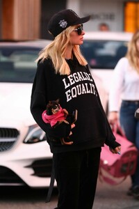 paris-hilton-heading-to-a-hair-salon-in-los-angeles-02-22-2019-4.jpg