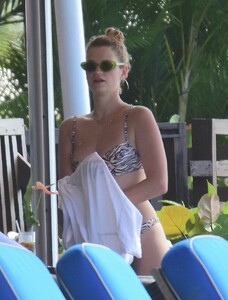 pixie-geldof-in-bikini-12-10-2018-5.jpg
