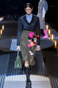 prada-rf19-0188.thumb.jpg.8598170fd05c31fbae9d3dedddfdc231.jpg