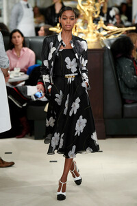 ralph-lauren-f19-30(1).thumb.jpg.9ab80b73ebd8e151b0ce6cf98d1bf925.jpg