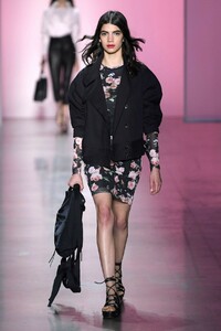 rebecca-minkoff-rtw-f19-03.thumb.jpg.057e1509f8e9c59fe4c7870aabb4246d.jpg