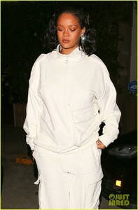 rihanna-dinner-with-manager-in-santa-monica-01.jpg