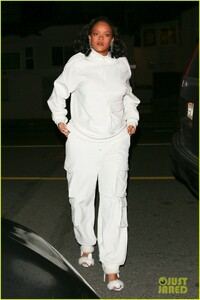 rihanna-dinner-with-manager-in-santa-monica-02.jpg