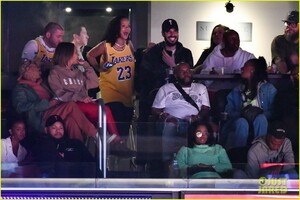 rihanna-hassan-jameel-lakers-game-04.jpg