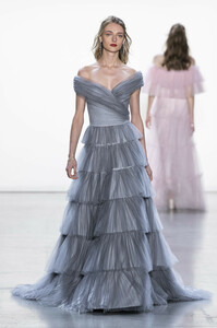 tadashi-shoji-rf19-0348.thumb.jpg.d73c3ab8cab2099eede6b134e830a846.jpg