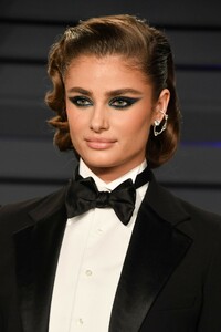 taylor-hill-2019-vanity-fair-oscar-party-13.jpg