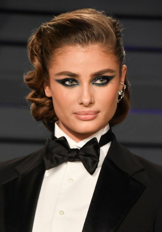 Taylor Hill Taylor-hill-2019-vanity-fair-oscar-party-15_thumbnail.jpg.677ca80ade7550a91a4bd6d26ba7f894