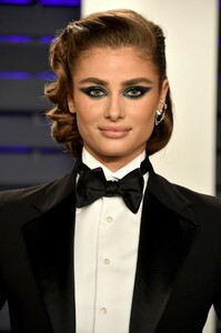 taylor-hill-2019-vanity-fair-oscar-party-2.jpg