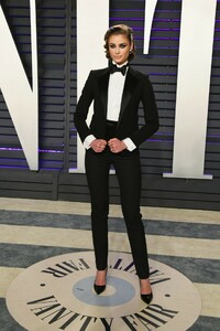 taylor-hill-2019-vanity-fair-oscar-party-5.jpg