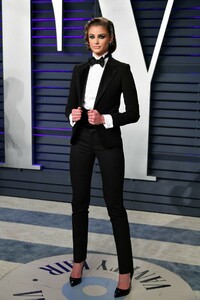 taylor-hill-2019-vanity-fair-oscar-party-6.jpg