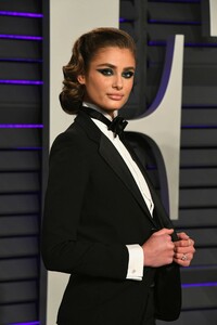 taylor-hill-2019-vanity-fair-oscar-party-9.jpg