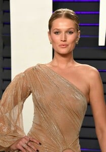 toni-garrn-2019-vanity-fair-oscar-party-8_thumbnail.jpg