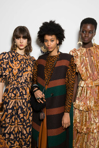 ulla-johnson-bks-g-rf19-0775.thumb.jpg.b0aa30ed7c76be43f7d5a89e4d2a9204.jpg