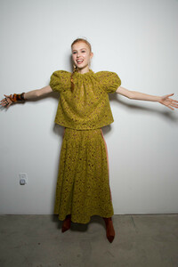 ulla-johnson-bks-g-rf19-0937.thumb.jpg.7f9027ff86939c63b05dfa866172f0d2.jpg