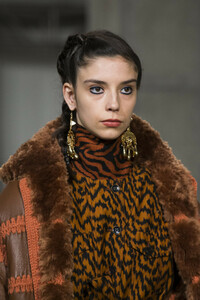 ulla-johnson-clp-rf19-0007.thumb.jpg.7090c27a06276a7e6fae419ffff12fca.jpg