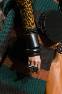 ulla-johnson-clp-rf19-0059.thumb.jpg.70853add3105de5b9c57d8229b678f76.jpg