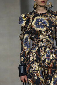 ulla-johnson-clp-rf19-0282.thumb.jpg.2f61ebe15d03aa3cce7eb6229106bd1a.jpg
