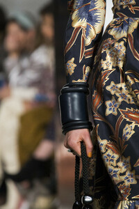 ulla-johnson-clp-rf19-0288.thumb.jpg.2540c910d67e99af93912ca3bb0fc555.jpg