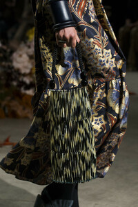 ulla-johnson-clp-rf19-0297.thumb.jpg.f1a57308114e6b46c7f811b1289c8388.jpg