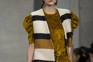ulla-johnson-clp-rf19-0417.thumb.jpg.4b9bc0d339cae90c24ae52d37a4320c7.jpg