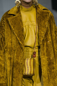 ulla-johnson-clp-rf19-0599.thumb.jpg.1fad7e048917d0886828250fa7a1f576.jpg