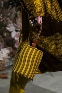 ulla-johnson-clp-rf19-0611.thumb.jpg.23486eef9255f32211eb6351e938a41d.jpg
