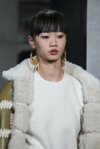 ulla-johnson-clp-rf19-0663.thumb.jpg.f88385c05d6ff473cd4229610dfbb2b5.jpg