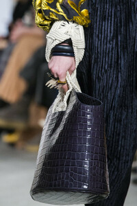 ulla-johnson-clp-rf19-0709.thumb.jpg.7786b30e6610e1ba09fe74ee4ee1d38a.jpg