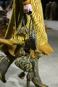 ulla-johnson-clp-rf19-0745.thumb.jpg.dcb383f31497476a07847eac3f6170ad.jpg