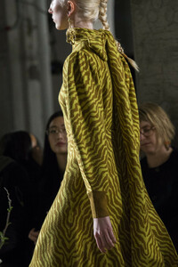ulla-johnson-clp-rf19-0751.thumb.jpg.9a89dde34366795b65702e73ff7e33da.jpg
