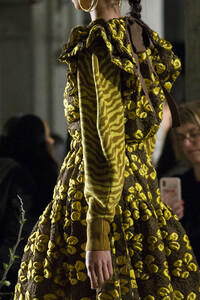 ulla-johnson-clp-rf19-0770.thumb.jpg.10a06076224a3ce71131ca3fa416815c.jpg
