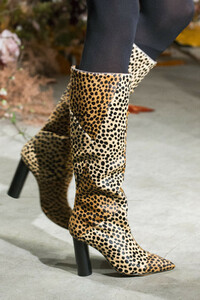 ulla-johnson-clp-rf19-0794.thumb.jpg.5b6db34bbb0b2caa1a92a2b6346470d4.jpg