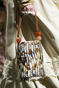 ulla-johnson-clp-rf19-0817.thumb.jpg.9ab8ac49cd69c33b88a4de78f17a119d.jpg