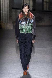 van-noten-rf19-0374.thumb.jpg.5af68e29842214077f99b6a892a6cd73.jpg