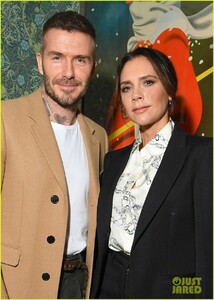 victoria-beckham-supported-by-david-launch-youtube-channel-02.thumb.jpg.99befe403ad9b39c3b90711faaae98d1.jpg