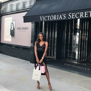 victoriassecretuk_52333496_563510710791968_1341769563433297662_n.jpg