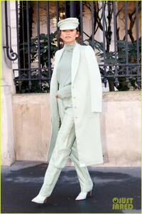 zendaya-meets-fans-green-poppins-paris-02.thumb.jpg.ea0b931a0a8bcd788a9888291fb5bd3e.jpg