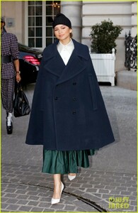 zendaya-meets-fans-green-poppins-paris-04.thumb.jpg.1b330e7834645d743a1c4c142fc4d964.jpg