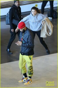 zendaya-sneaks-up-odell-beckham-jr-airport-01.jpg