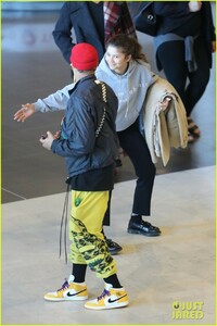 zendaya-sneaks-up-odell-beckham-jr-airport-03.jpg