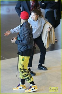 zendaya-sneaks-up-odell-beckham-jr-airport-06.jpg