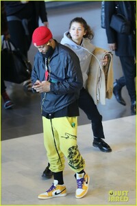 zendaya-sneaks-up-odell-beckham-jr-airport-07.jpg