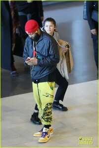 zendaya-sneaks-up-odell-beckham-jr-airport-12.jpg