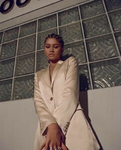 zendaya-vogue-usa-march-2019-4.jpg