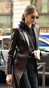 10455128-6760597-Staying_relevant_Kaia_shared_the_top_tips_her_mother_gave_her_to-a-4_1551463117156.thumb.jpg.a64853b017e4f595716c19bbded42b08.jpg